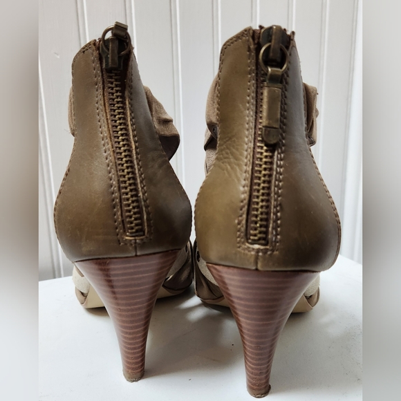 B Makowsky Ruched Saffron Stone Leather Stack Heel Sandals 9.5 EUC - Picture 8 of 9